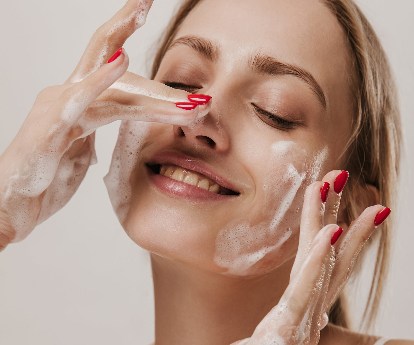 Неровная кожа на лице: выравнивание рельефа кожи у косметолога и дома